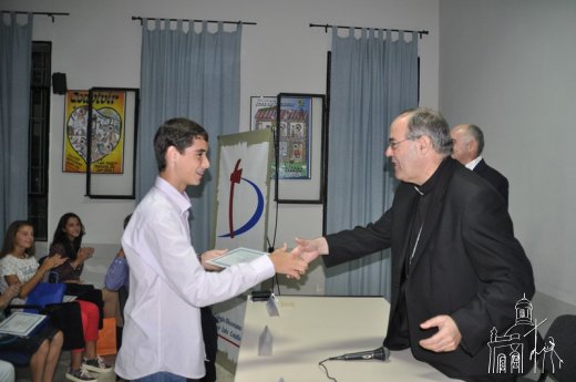 David Mateos, seminarista, recibe uno de los premios de manos de D. Francisco Cerro, obispo de Coria-C&aacute;ceres